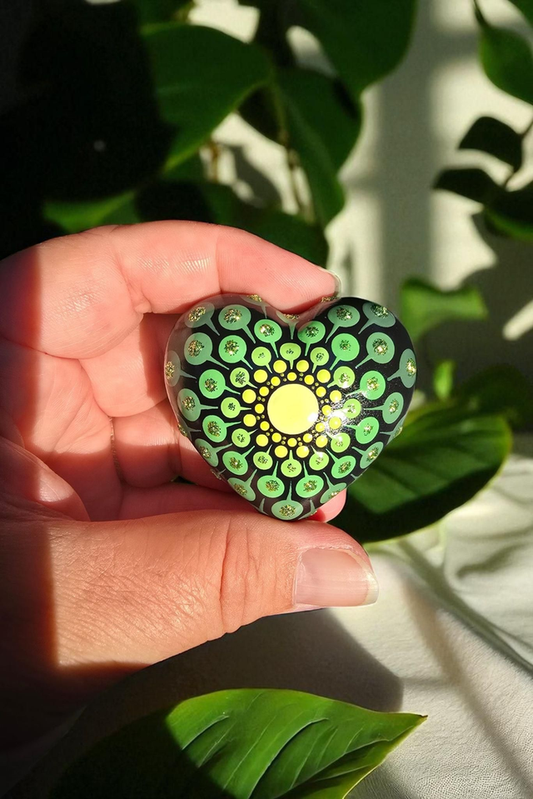 Petit coeur mandala en pointillisme vert pailleté