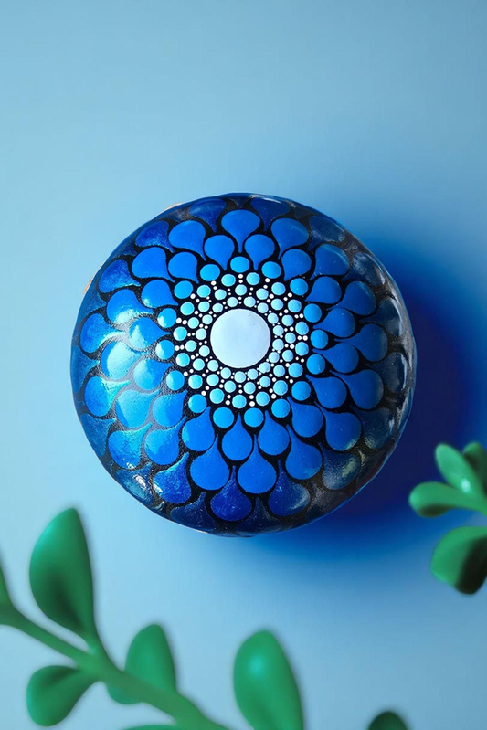 Petite pierre mandala en pointillsme bleu métallisé