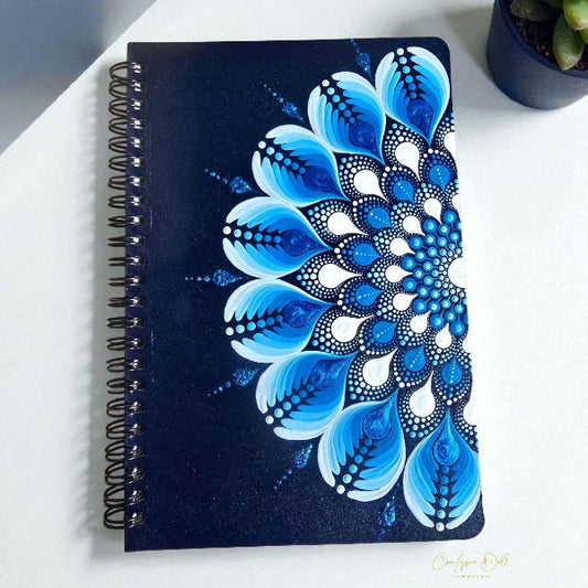 carnet personnalisé par des mandala peint bleu et blanc