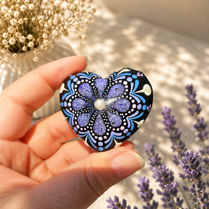 Petit coeur mandala violet pailleté et blanc nacré en plâtre résine