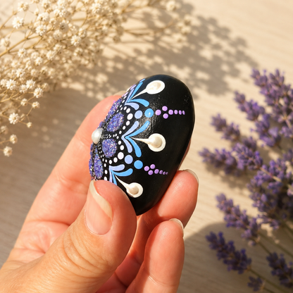 Petit coeur mandala violet pailleté et blanc nacré en plâtre résine
