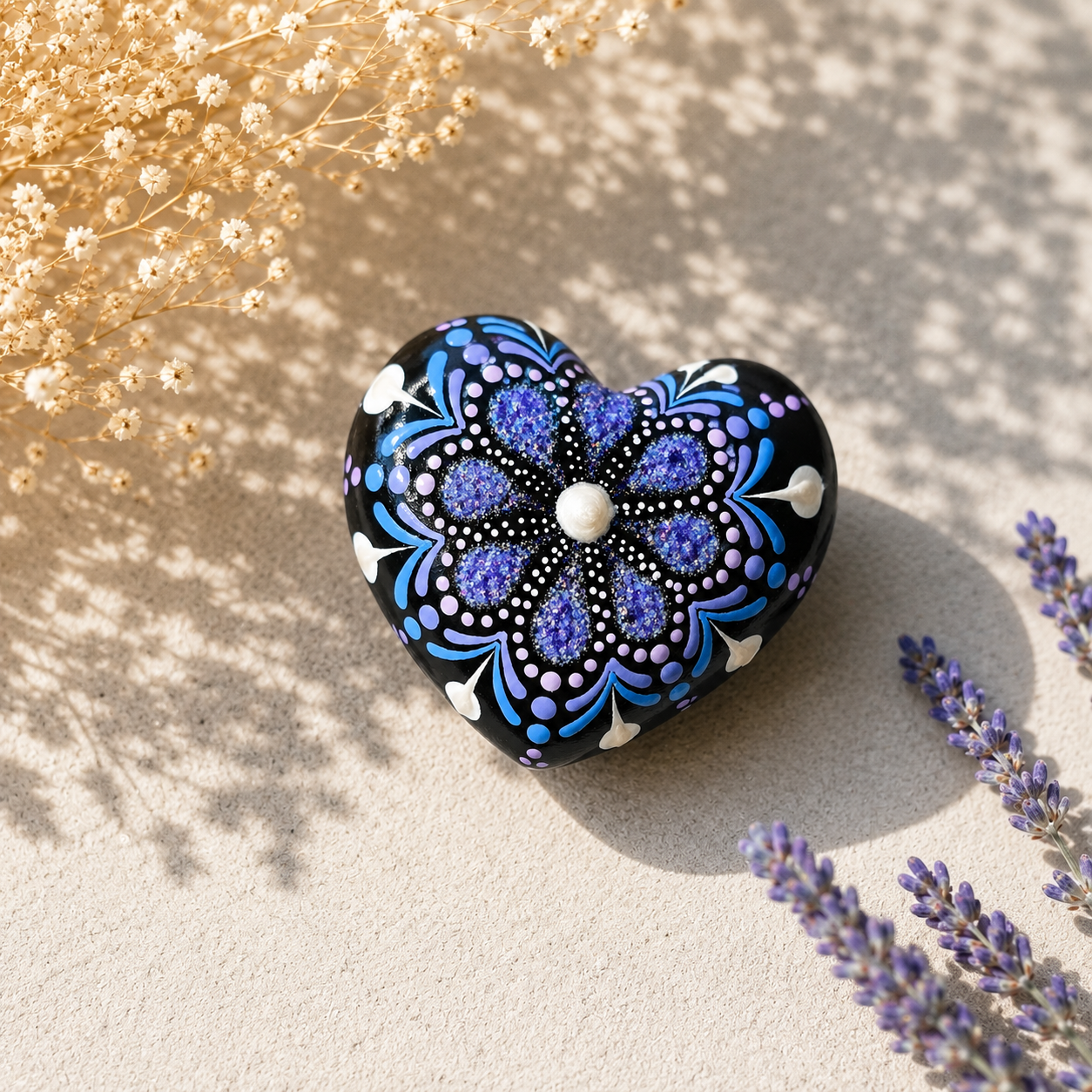 Petit coeur mandala violet pailleté et blanc nacré en plâtre résine