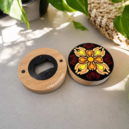 Décapsuleur et aimant rond en bambou – Mandala jaune, orange et bordeaux peint à la main