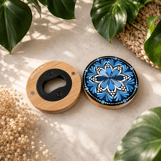 Décapsuleur et aimant rond en bambou – Mandala bleu et blanc peint à la main