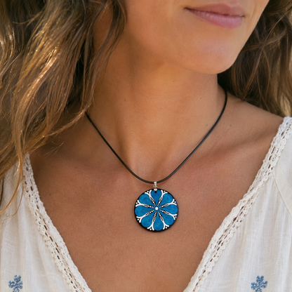 Collier mandala en bois bleu métallique, collier femme, cadeau personnalisé