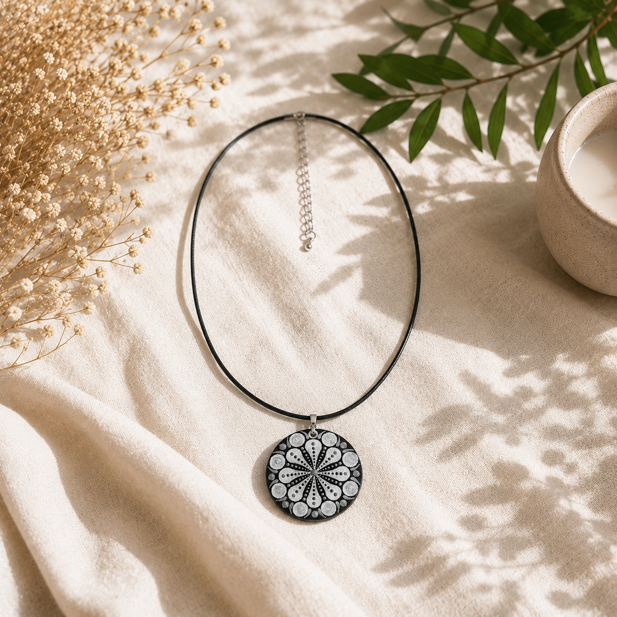 Collier en bois mandala noir et argent Peint à la Main – Pendentif Rond Bohème Zen
