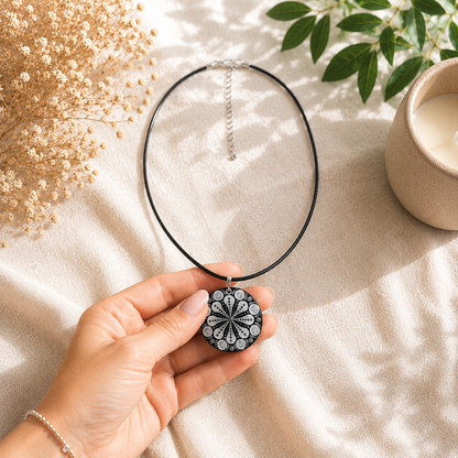 Collier en bois mandala noir et argent Peint à la Main – Pendentif Rond Bohème Zen