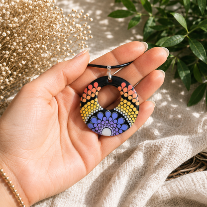 Collier en bois à trou mandala orangé et mauve en pointillisme, bijoux personnalisés,  pièce unique