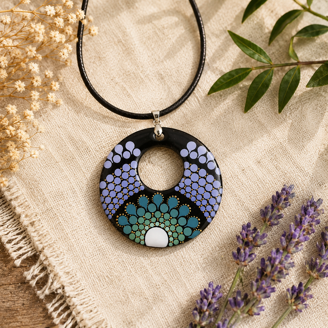 Collier en bois à trou mandala mauve et vert bleuté en pointillisme, bijoux personnalisés,  pièce unique (Copie)