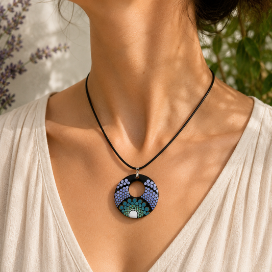 Collier en bois à trou mandala mauve et vert bleuté en pointillisme, bijoux personnalisés,  pièce unique (Copie)