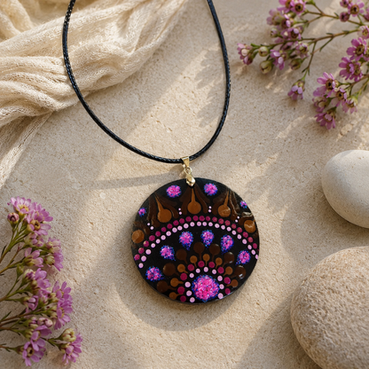 Collier en bois mandala pointillisme rose paillette et marron