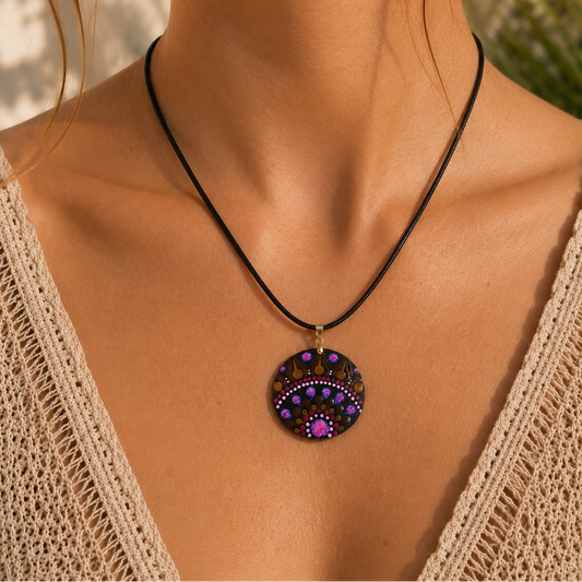 Collier en bois mandala pointillisme rose paillette et marron
