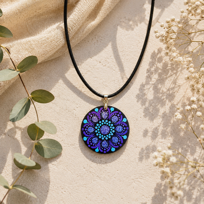 Collier en bois mandala pointillisme violet paillette et bleu ciel
