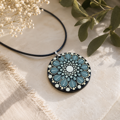 Collier en bois mandala vert en pointillisme