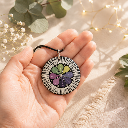 Collier mandala multicolore en bois