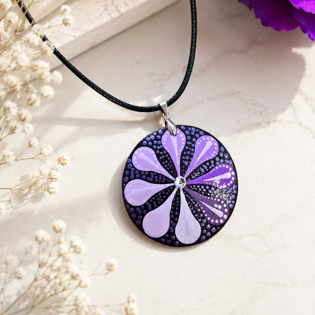 Collier en bois mandala mauve & violet- strass blanc Swarovski