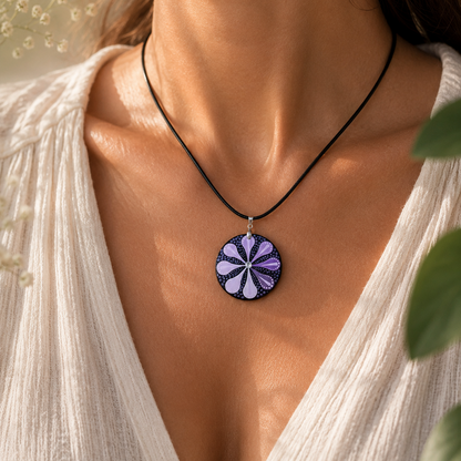 Collier en bois mandala mauve & violet- strass blanc Swarovski