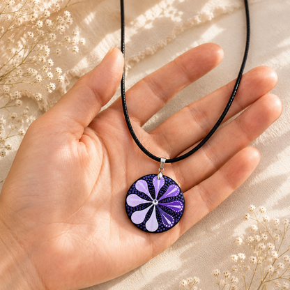Collier en bois mandala mauve & violet- strass blanc Swarovski