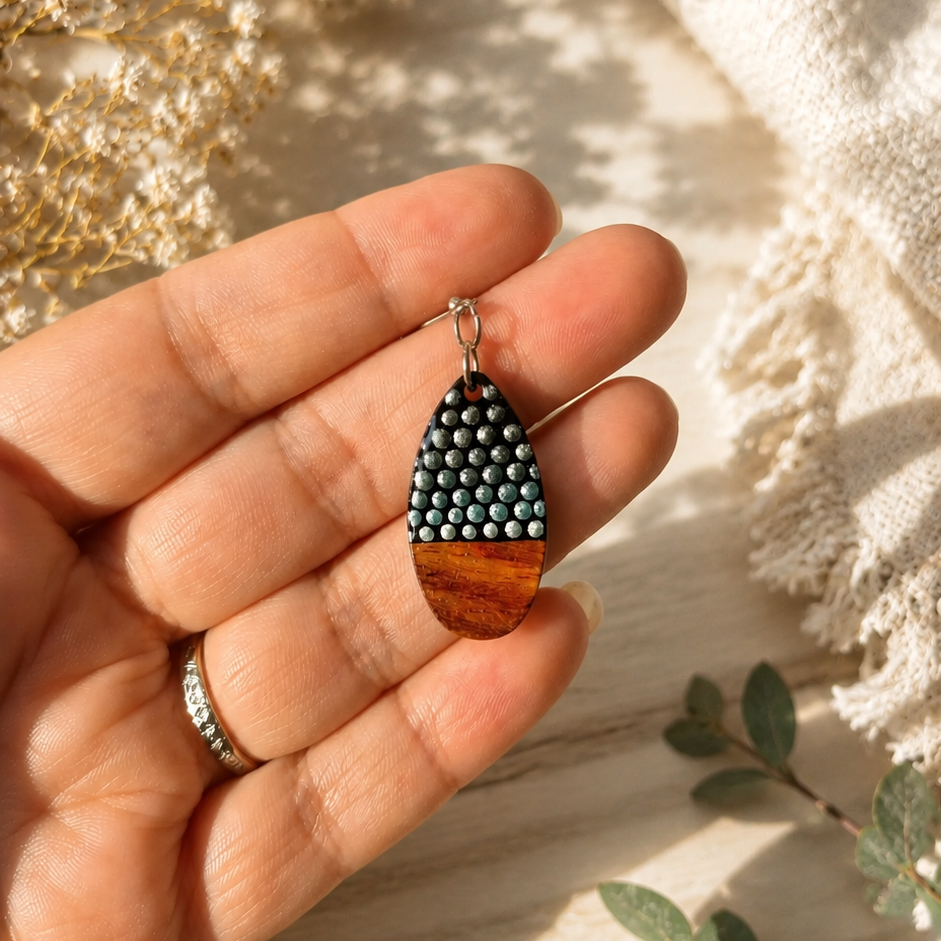 Boucles d'oreilles goutte en bois peint à la main – Mandala bleu métallisé – Bijou bohème léger – Crochet doré – Cadeau femme