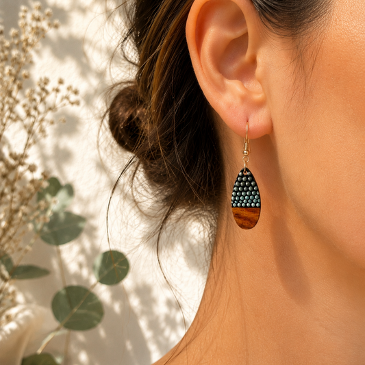 Boucles d'oreilles goutte en bois peint à la main – Mandala bleu métallisé – Bijou bohème léger – Crochet doré – Cadeau femme