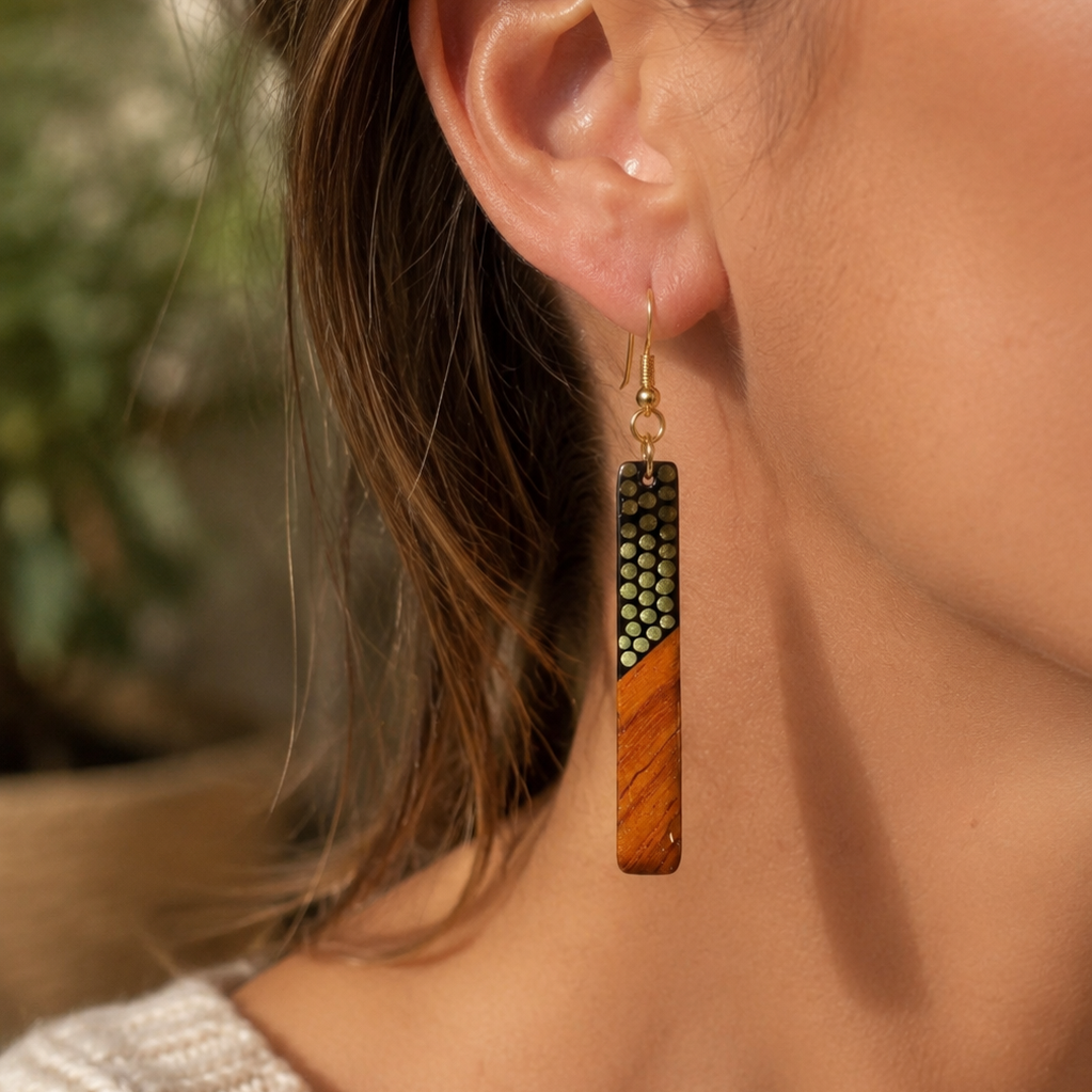 Boucles d'oreilles vert métallisé rectangulaire ultra légères en bois et résine, pointillisme