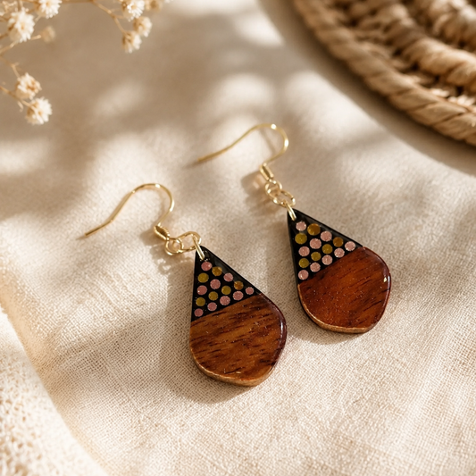 Boucles d'oreilles en goutte rose et bronze ultra légères en bois et résine, pointillisme.