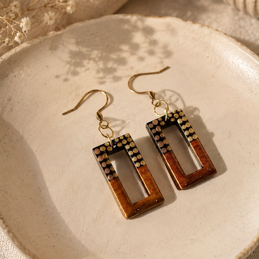 Boucles d'oreilles rectangulaires à trou gris rosé metallisé ultra légères en bois et résine, pointillisme