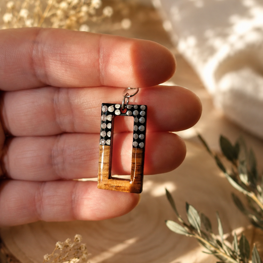 Boucles d'oreilles rectangulaires à trou gris rosé metallisé ultra légères en bois et résine, pointillisme