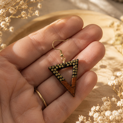 Boucles d'oreilles triangles vert metallisées ultra légères en bois et résine, pointillisme