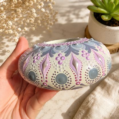 Bougeoir rond mandala blanc, gris et rose en pointillisme