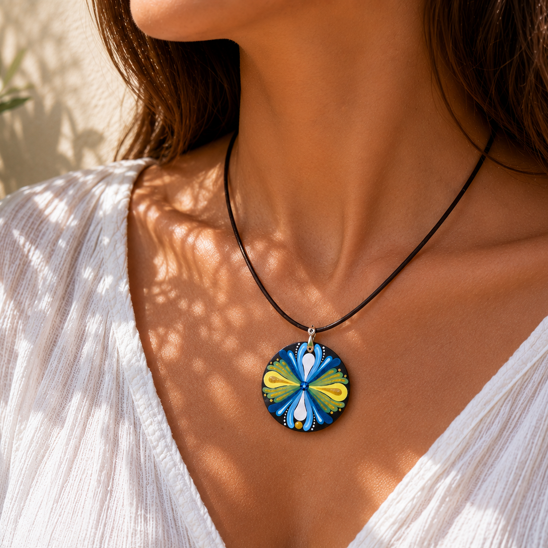 Collier rond mandala bleu, vert et jaune - strass bleu Swarovski