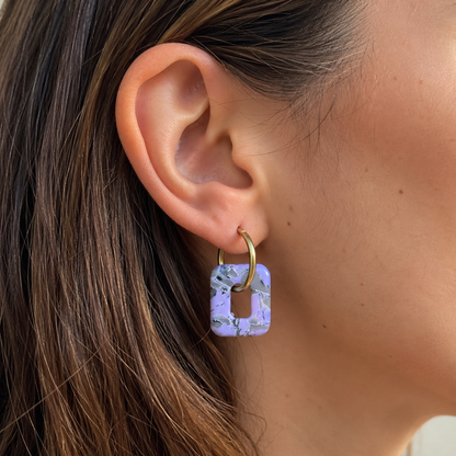 Pampilles artisanales en argile polymère – Forme rectangle et fleur – Marbré violet, gris et blanc – Pour créoles