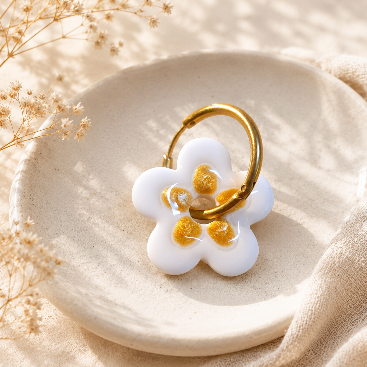 Pampilles fleur blanche et doré - Bijoux artisanaux en argile polymère