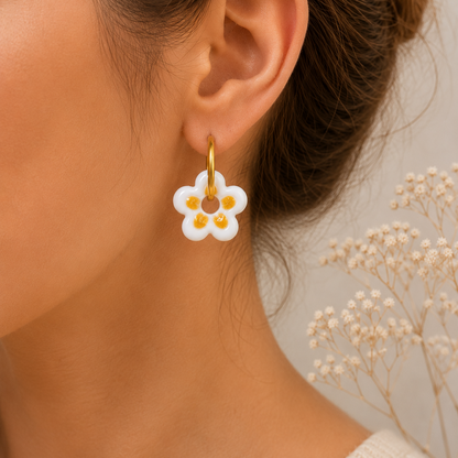 Pampilles fleur blanche et doré - Bijoux artisanaux en argile polymère