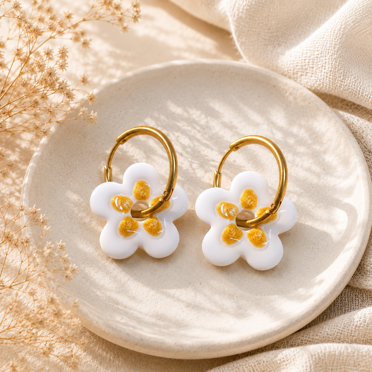 Pampilles fleur blanche et doré - Bijoux artisanaux en argile polymère