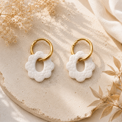 Pampilles blanches structurées - Fleurs ou oval ou rectangulaire - Bijoux artisanaux en polymère – Style minimaliste et bohème