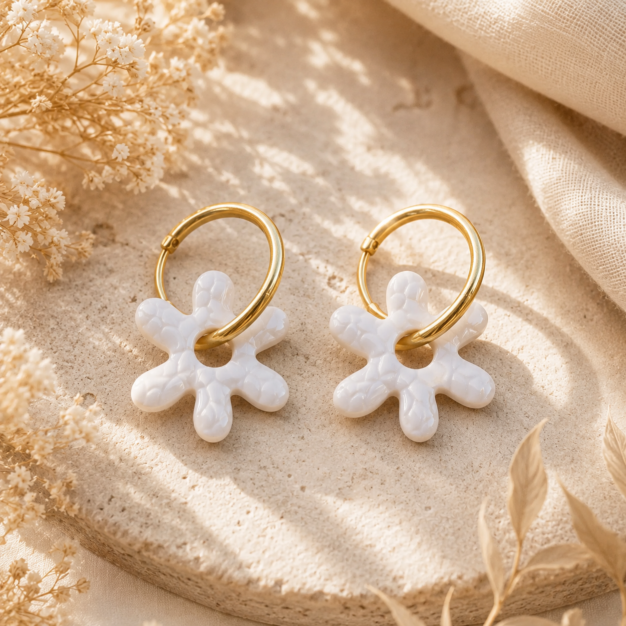 Pampilles blanches structurées - Fleurs ou oval ou rectangulaire - Bijoux artisanaux en polymère – Style minimaliste et bohème