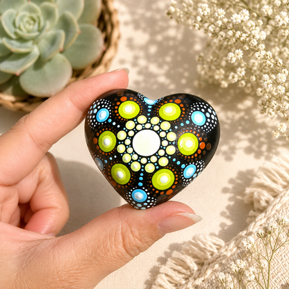Petit coeur mandala en pointillisme vert et bleu, méditation ou décoration, pierre de relaxation