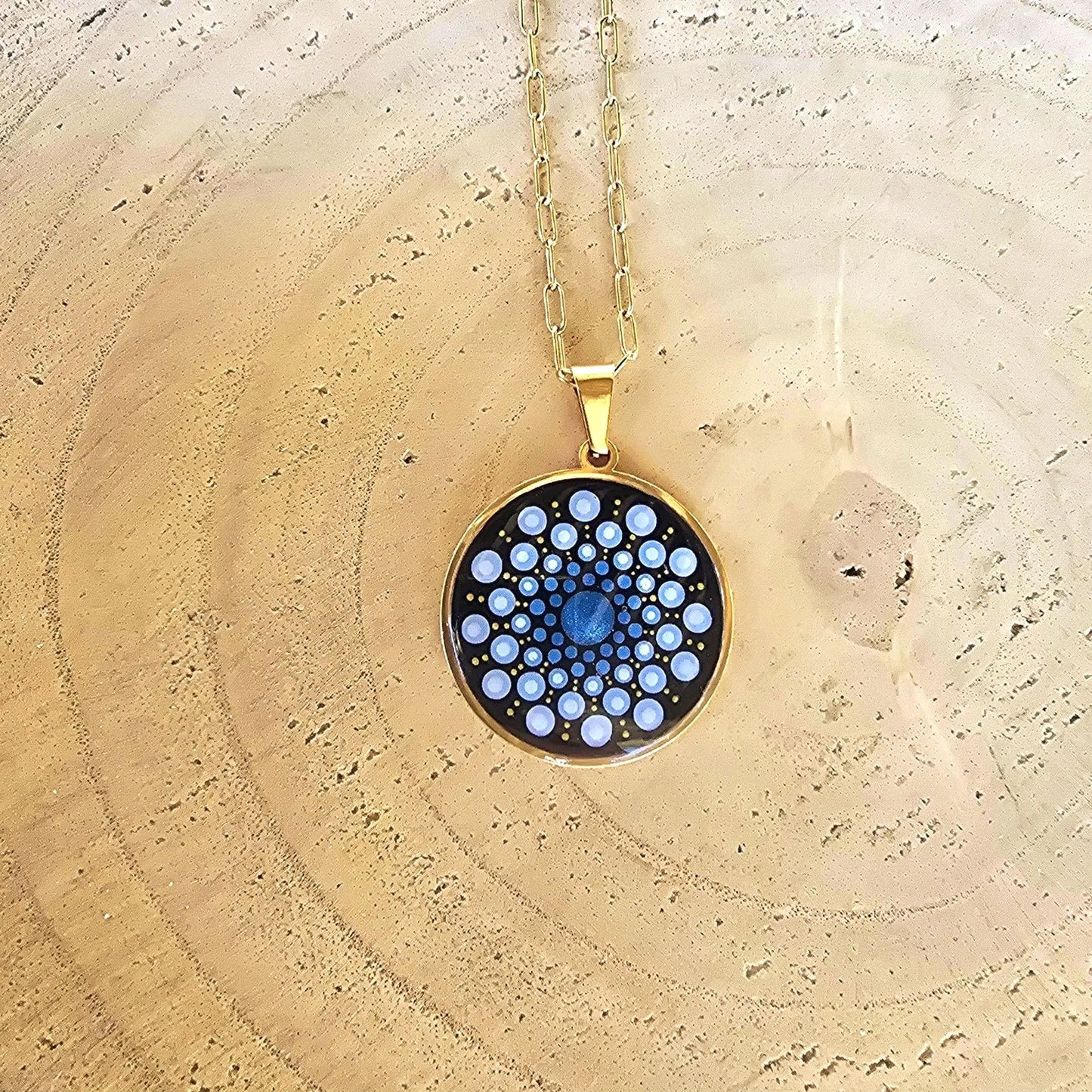 Collier Mandala bleu métallisé en acier inoxydable