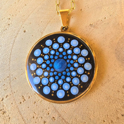 Collier Mandala bleu métallisé en acier inoxydable