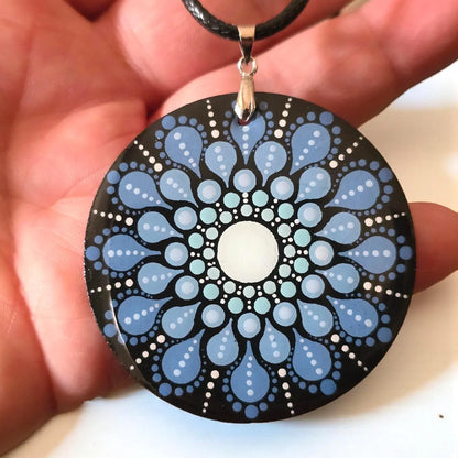 Collier en bois mandala bleu en pointillisme