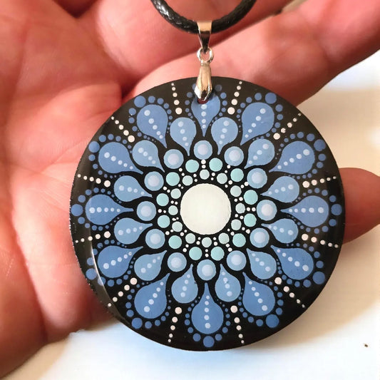 Collier en bois mandala bleu en pointillisme