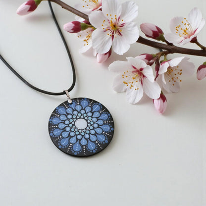 Collier en bois mandala bleu en pointillisme