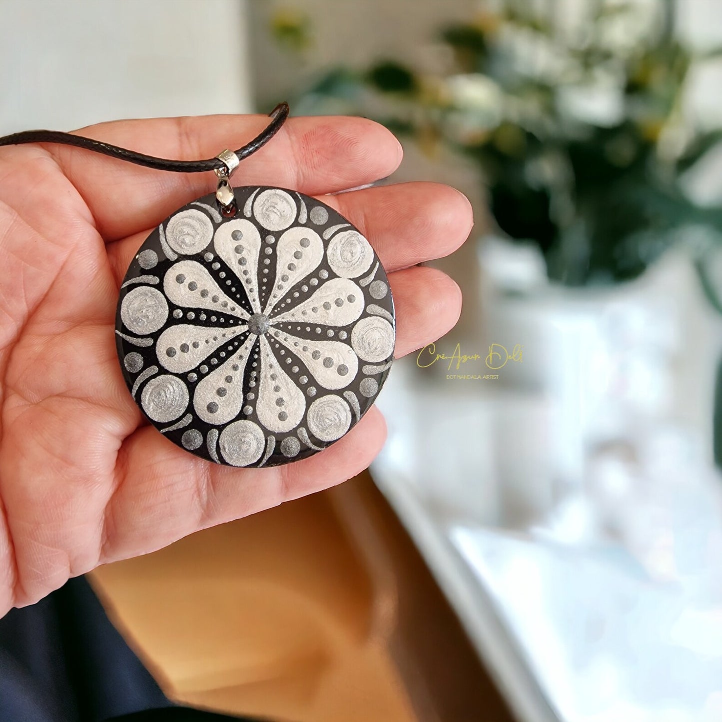Collier en bois mandala gris métallisé