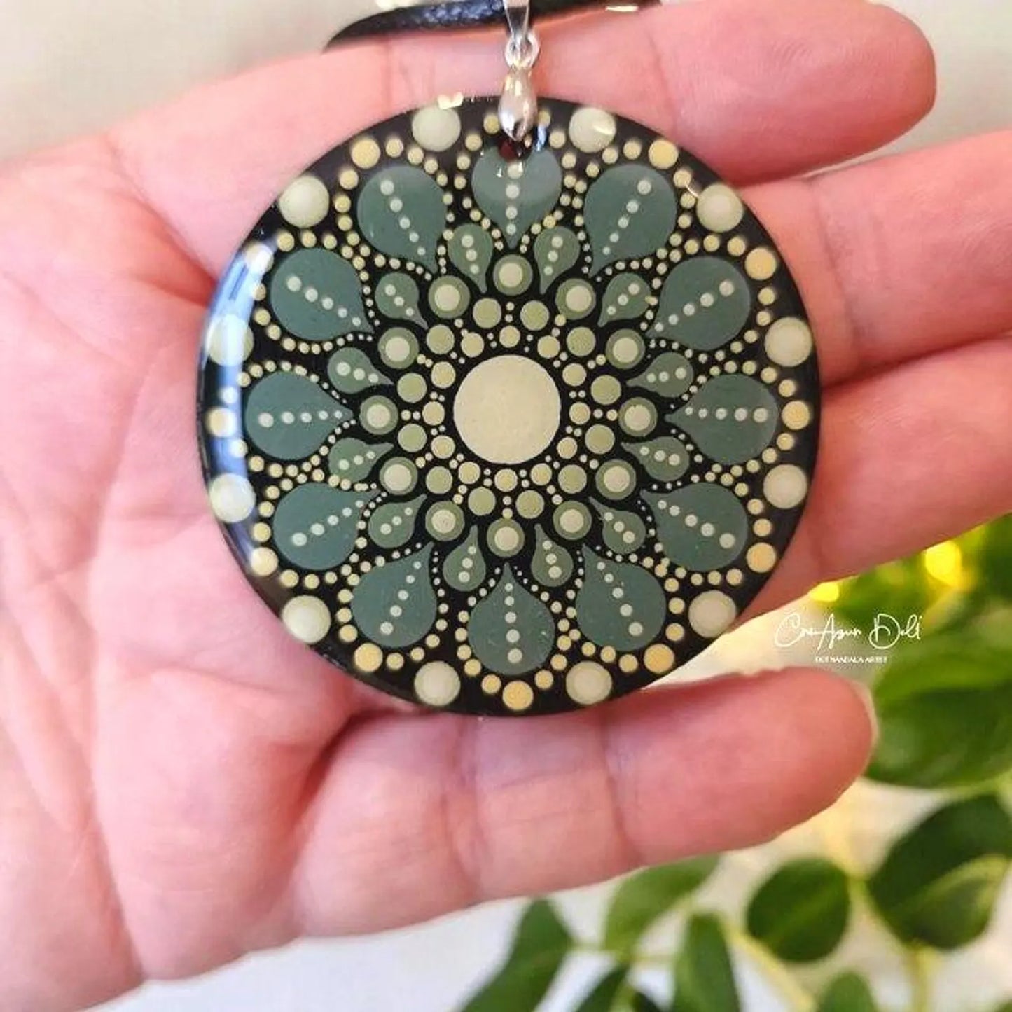 Collier en bois mandala vert en pointillisme