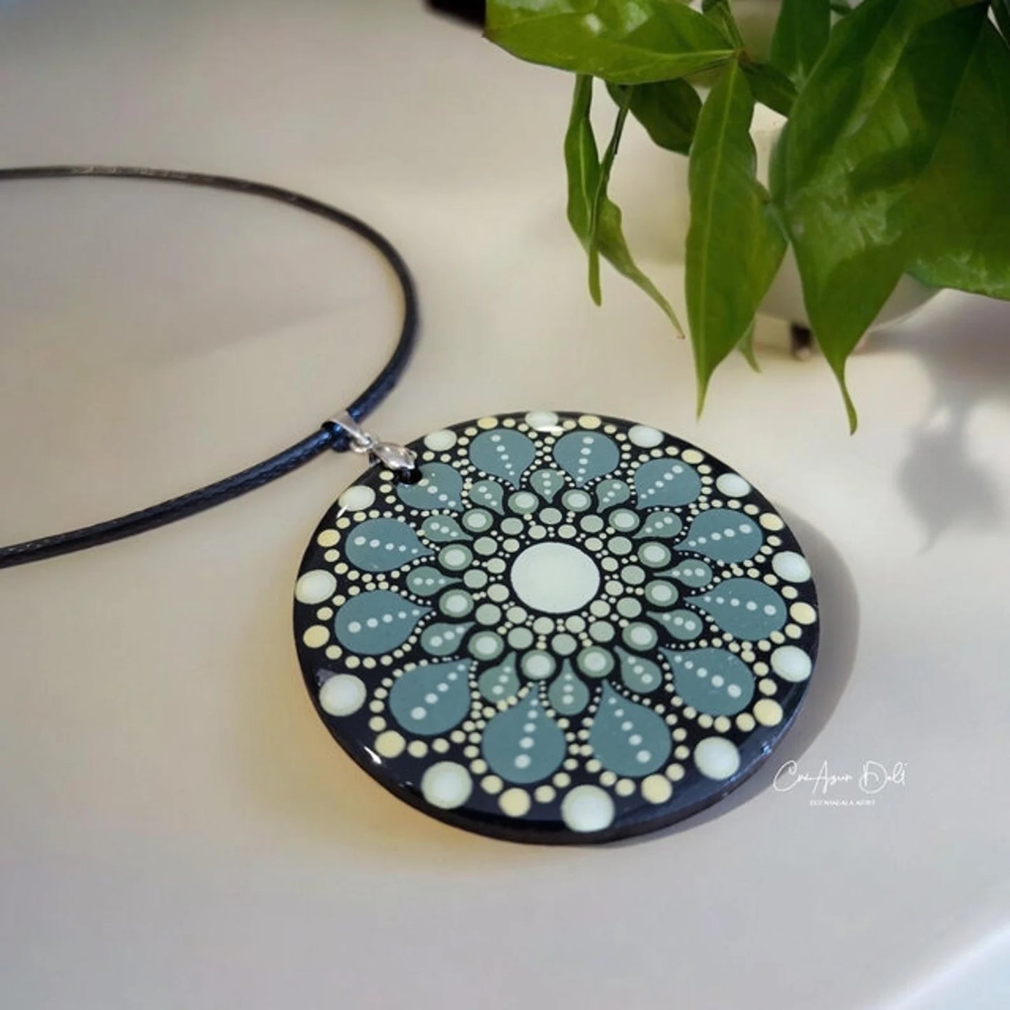 Collier en bois mandala vert en pointillisme