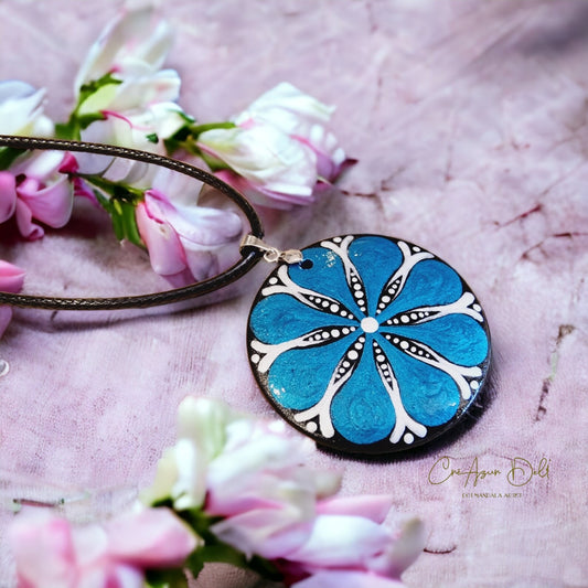 Collier mandala en bois bleu métallique, collier femme, cadeau personnalisé
