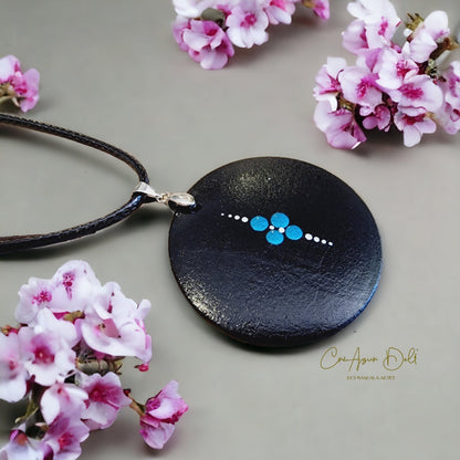 Collier mandala en bois bleu métallique, collier femme, cadeau personnalisé