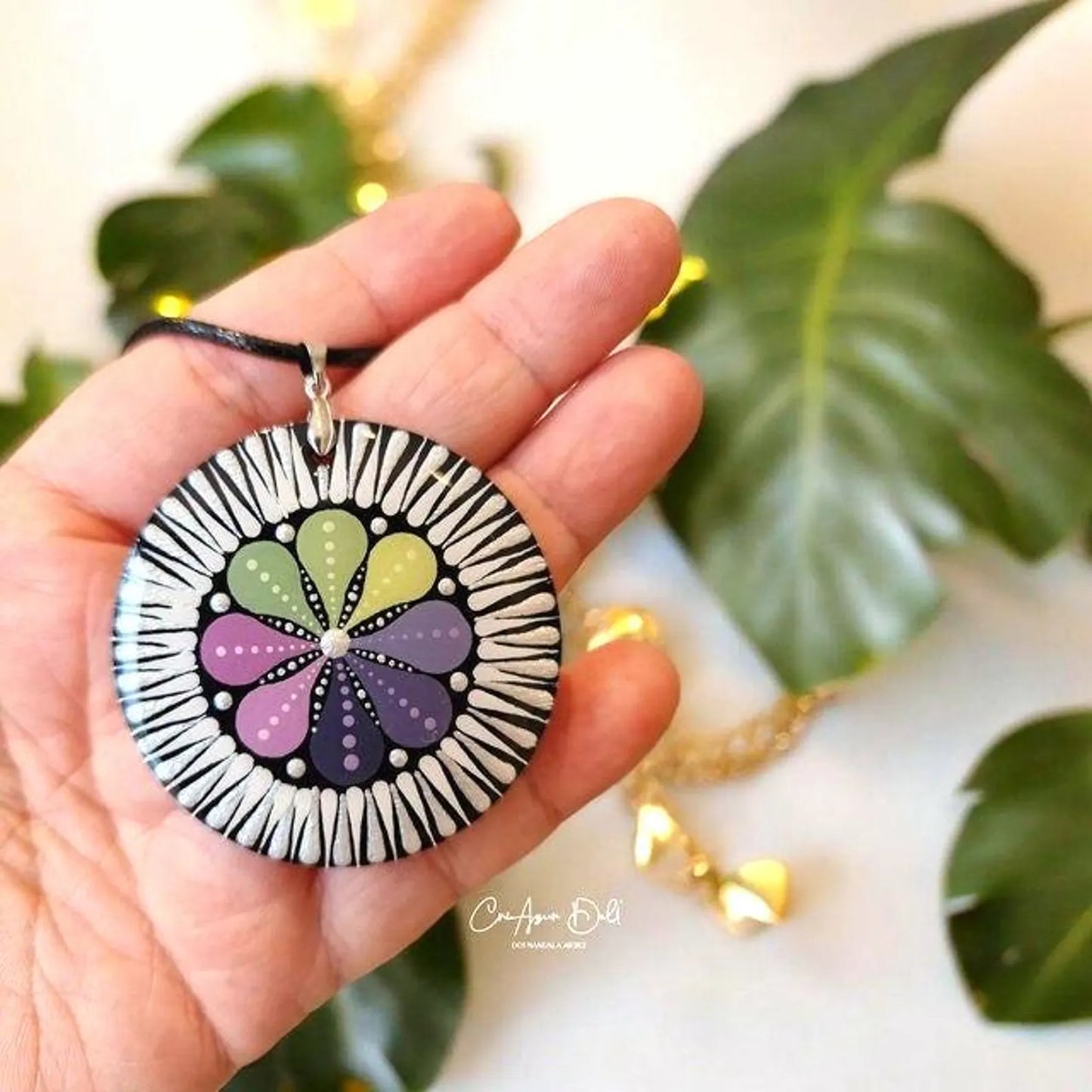 Collier mandala multicolore en bois