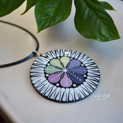 Collier mandala multicolore en bois